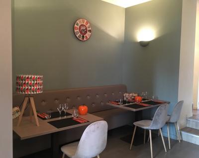 salle banquette horloge